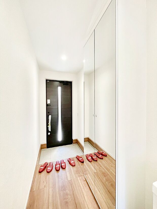 明るい陽光が入り込む玄関。ご家族の靴もスッキリ収納できる玄関収納付き！