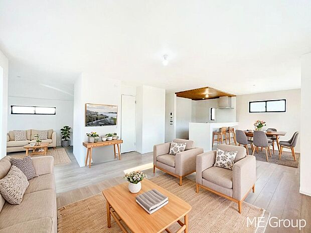 プライバシーも守れる2階リビングは明るく開放感たっぷり　※家具はCGです