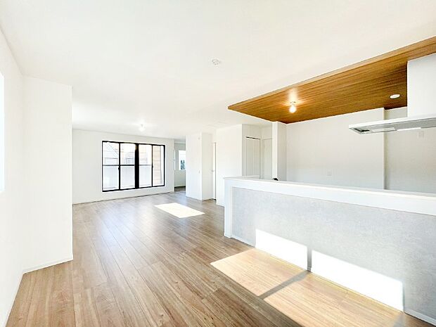 快適な床暖房付きの広々リビング。家族が自然と集まる憩いのスペースになりそう