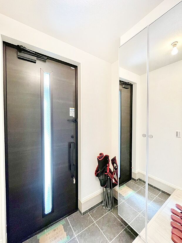 明るい陽光が入り込む玄関。ご家族の靴もスッキリ収納できる玄関収納付き!