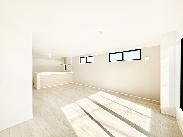 ナチュラルテイストの優しく柔らかい色使いのフローリングが素敵なリビングですね。