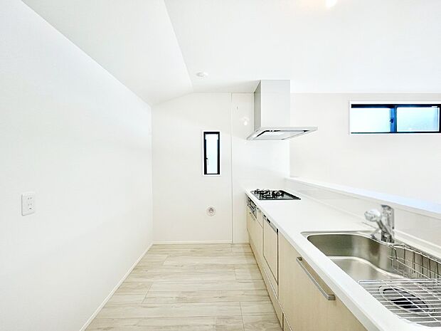 爽やかな風が通り抜けるキッチン。窓があるので明るく換気にも役立ちます。