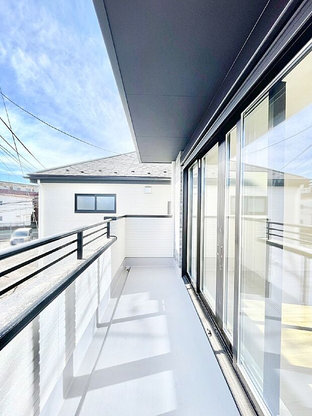 ゆったりバルコニーだから沢山お洗濯ものを干せます。