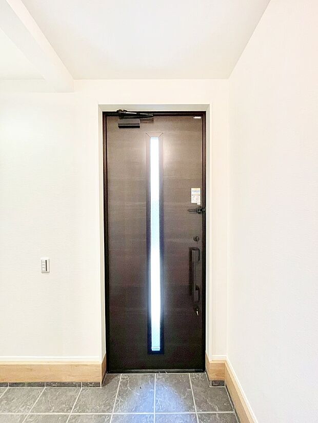 玄関ドアにスリッドラインが入っているので光の演出をしてくれます！ 