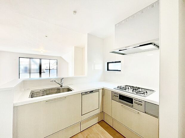 カウンター越しに楽しいおしゃべり。いつものお料理がもっと美味しくなりそうですね。