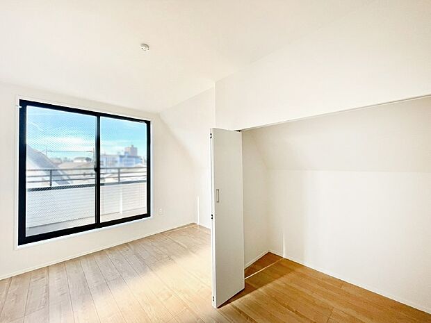 明るいバルコニーサイドに洋室を設置。目覚めの良い寝室に。