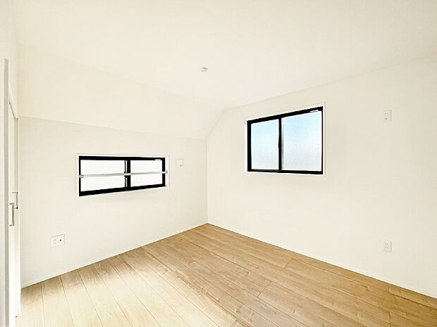 2面採光で気持ちよく自然光が取り入れられるのでお子様のお部屋にもピッタリ