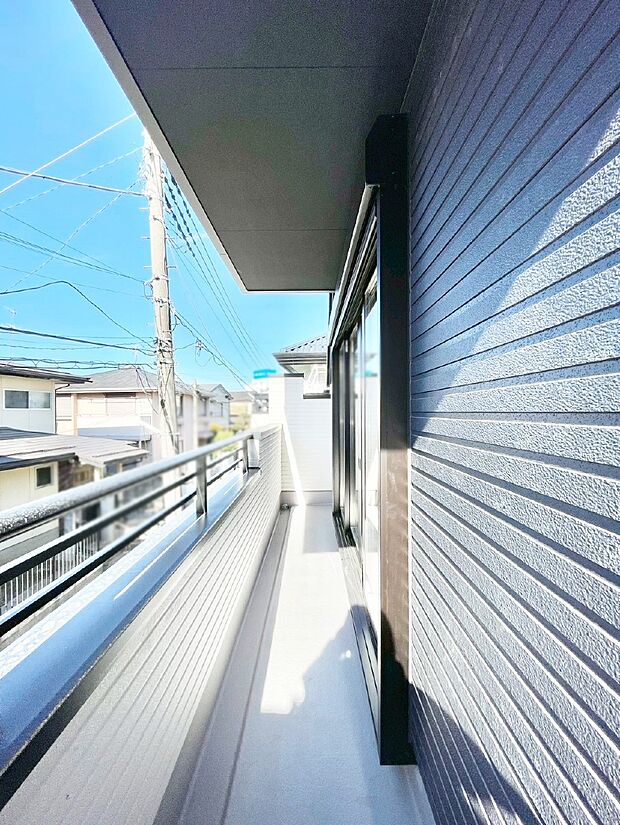 バルコニーはうれしい2ヶ所付き。お洗濯物やお布団をたっぷり干せます。