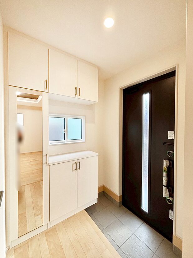 玄関ドアにスリッドラインが入っているので光の演出をしてくれます!