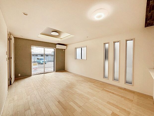 20.5帖の広々LDKは家族みんなの快適空間。窓からの陽光が心地よいです。