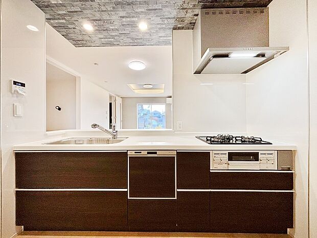 リビングで遊ぶお子様を見守りながらお料理ができる対面キッチン