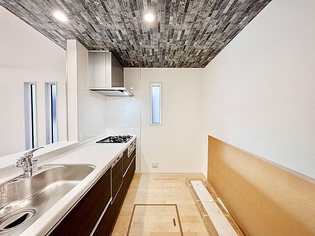 爽やかな風が通り抜けるキッチン。窓があるので明るく換気にも役立ちます