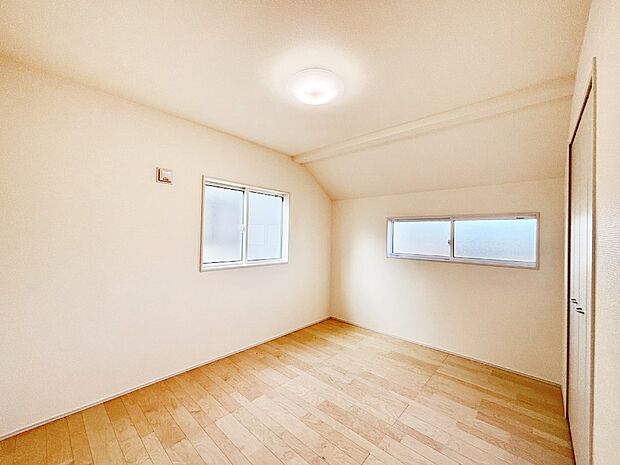 2面採光で気持ちよく自然光が取り入れられるのでお子様のお部屋にもピッタリ