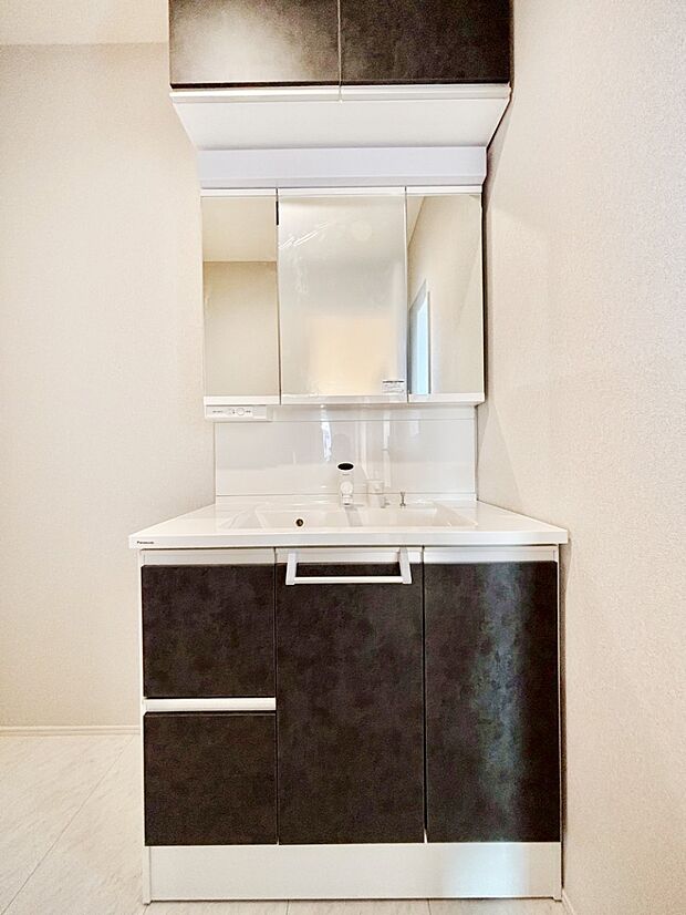 スタイリングに便利な三面鏡、ミラーキャビネットで細かい物スッキリ