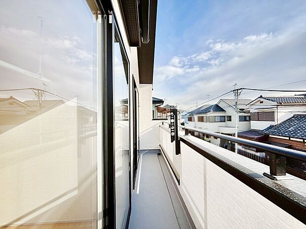 2部屋にまたがる広いバルコニー。晴れた日には洗濯物も気持ちよく干せそうですね。