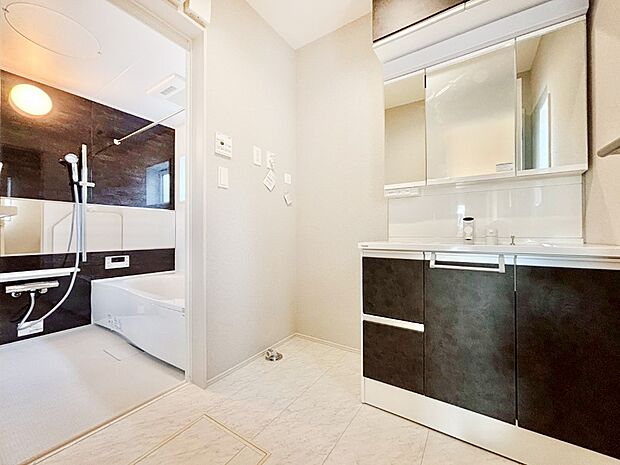 清潔感ある洗面化粧室で朝の身支度も快適