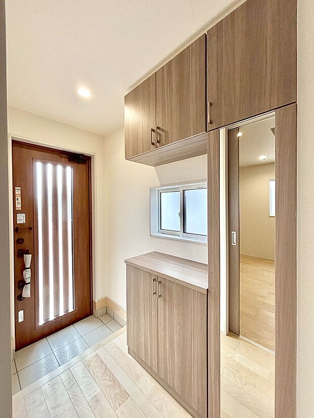 明るい玄関はお客様をお出迎えするのにぴったりです!