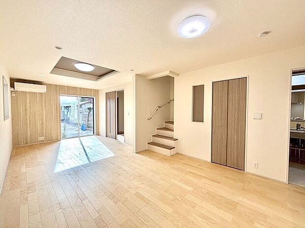 大きな窓からたっぷりの陽光と風を感じられるリビング