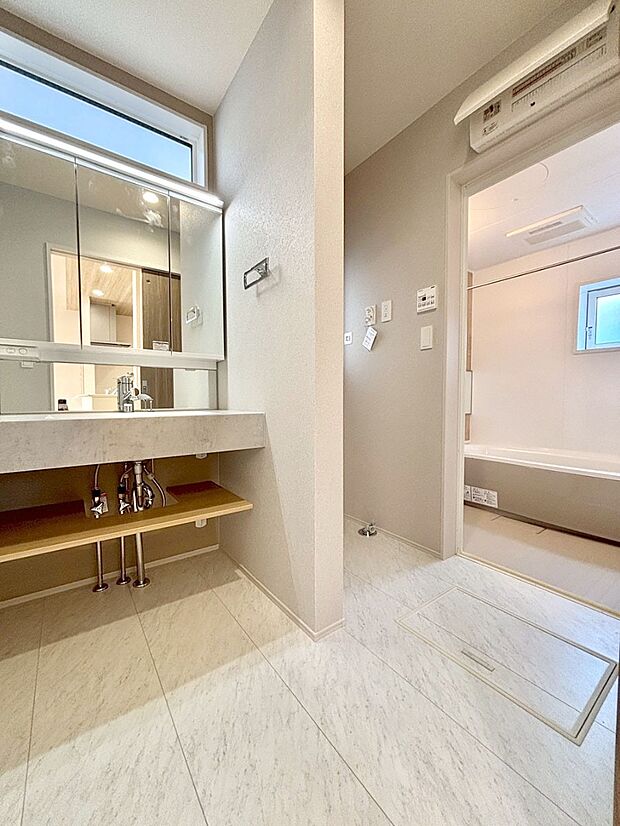 明るい洗面所は毎朝の身支度も楽しくできちゃいそうです。