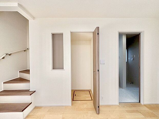 リビング収納。ここに収納があると物が集まるLDKがスッキリ片付きそうですね。