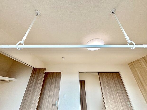 室内物干しポール。梅雨や花粉の時期に大活躍します。  