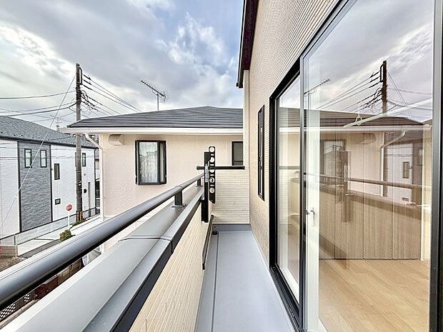 南向きのバルコニー!ご家族の洗濯物はもちろん、お布団もたっぷり干せます!