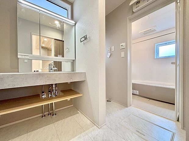 清潔感のある快適空間です。毎日の身支度も気持ち良くお使い頂けます。