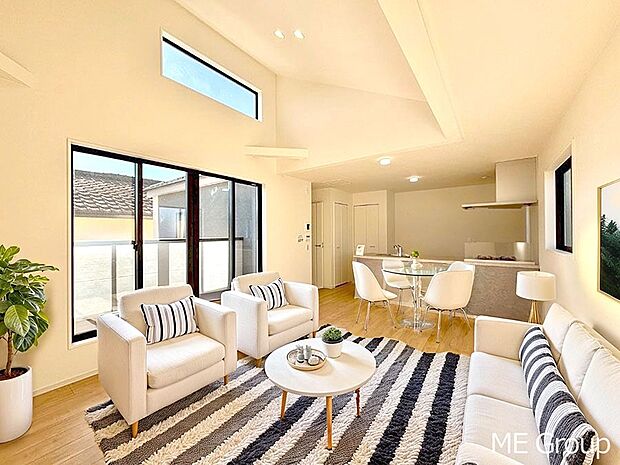 ご家族の賑やかな話し声で包まれる明るいリビング ※家具はCGです