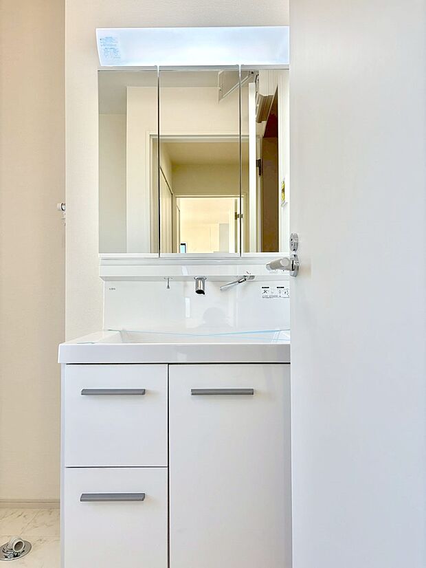 大きく見やすい三面鏡で清潔感ある洗面台は、身だしなみチェックや肌のお手入れにおすすめです。