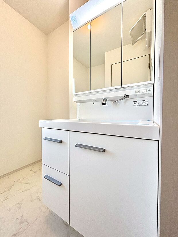 明るい洗面所は毎朝の身支度も楽しくできちゃいそうです。