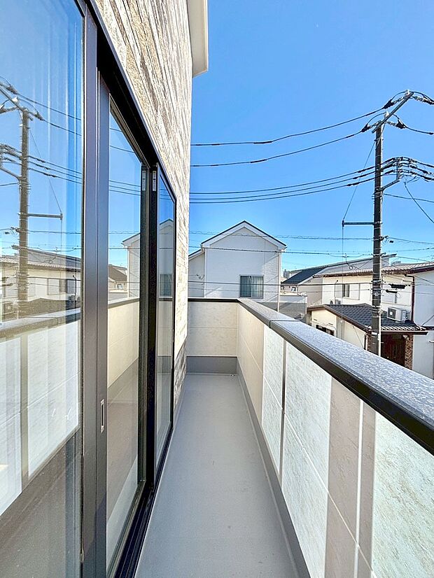 南向きのバルコニー!ご家族の洗濯物はもちろん、お布団もたっぷり干せます!