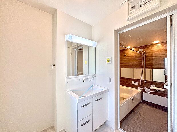 清潔感のある快適空間です。毎日の身支度も気持ち良くお使い頂けます。