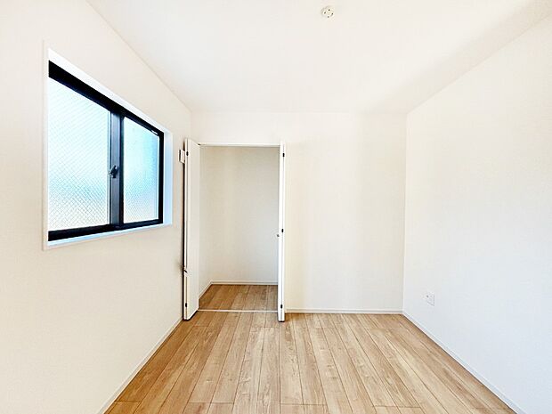 使いやすい形でベットや家具の置き方にも困ることもありません。