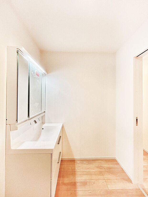 明るい洗面所は毎朝の身支度も楽しくできちゃいそうです。    