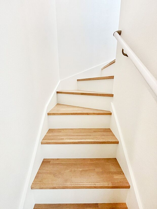 安全性を考慮し階段には手すりを設置しています