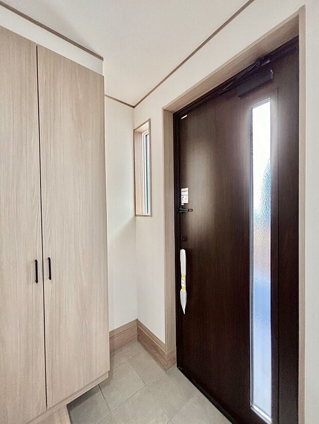 ガラススリットの入った玄関ドアが室内に光を届けてくれます