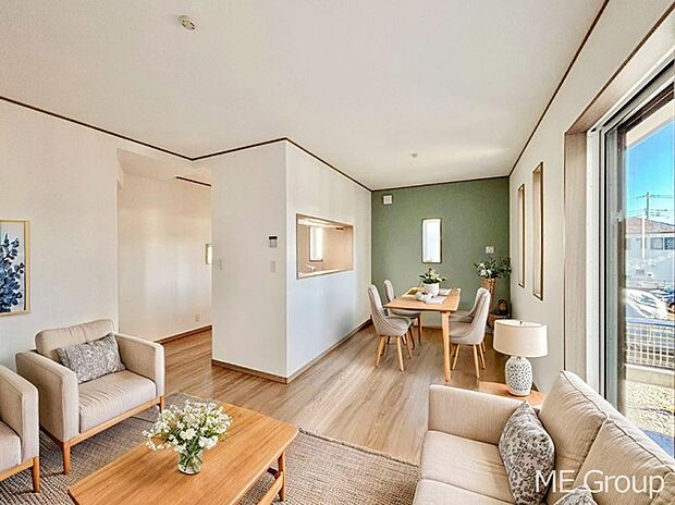 ご家族の賑やかな話し声で包まれる明るいリビング ※家具はCGです