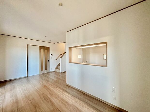 明るい陽光が注ぎ、寛ぎの雰囲気に満たされるリビング・ダイニング。