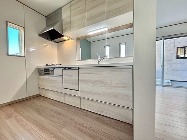 爽やかな風が通り抜けるキッチン。窓があるので明るく換気にも役立ちます。