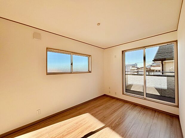 明るいバルコニーサイドに洋室を設置。目覚めの良い寝室に。