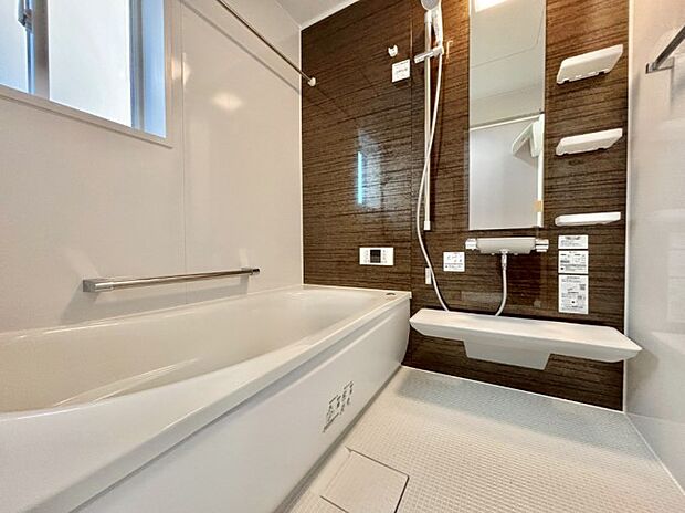 一日の疲れを癒してくれる明るい清潔感のあるバスルーム