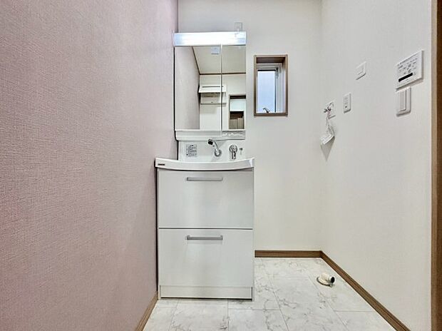 ゆとりの洗面スペースで朝の身支度もスムーズに