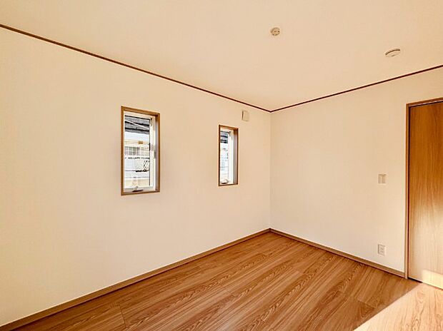 窓からのやさしい光が心地よいプライベートルーム