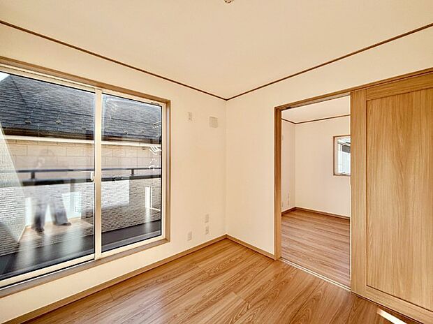 バルコニーが開放感をプラスしてくれる洋室