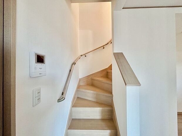 階段は手すり付きなので小さなお子さまやご高齢の方も安心です