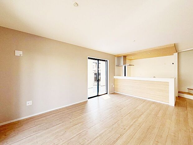 ご家族の賑やかな話し声で包まれる明るいリビング