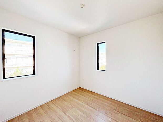 窓からのやさしい光が心地よいプライベートルーム