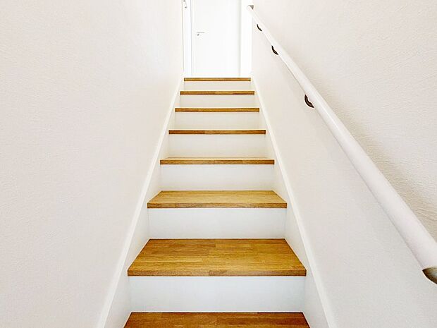 階段は手すり付きなので小さなお子さまやご高齢の方も安心です