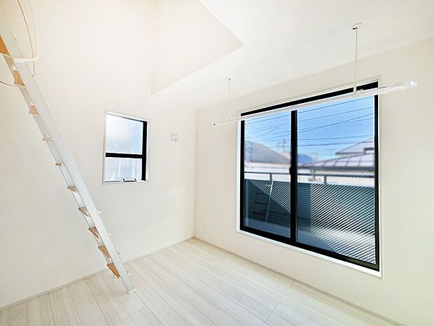 明るいバルコニーサイドに洋室を設置。目覚めの良い寝室に。