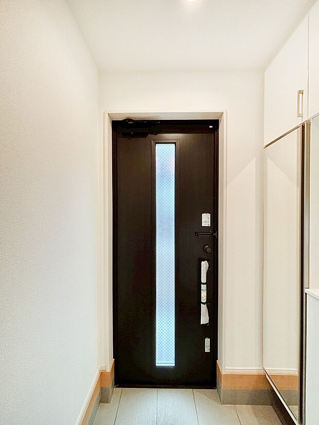 ミラー付きシューズボックスはお出かけ前の身だしなみチェックに便利